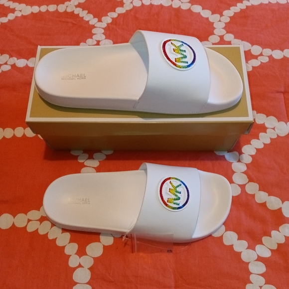 Michael Kors Gilmore Slides - Picture 3 of 14